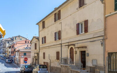 Loreto Suite Apartment: Edificio, Cielo, Rueda, Propiedad, Coche, Ventana, Infraestructura, Vehículo, Casa