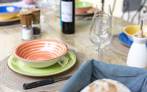 Villa Chicco: Vajilla, Vajilla, Drinkware, Mesa, Plato, Taza, Utensilios Para Servir, Botella, Comida, Madera