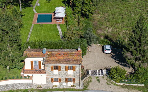 Villa Chicco: Planta, Edificio, Ventana, Pendiente, Casa, El Terreno Del Lote, Diseño Urbano, Vehículo, Árbol, Barrio Residencial