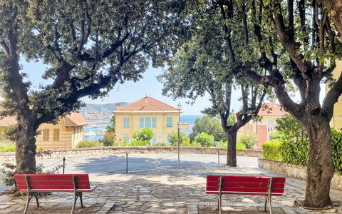 Mareviglia - Meereswunder: Planta, Mueble, Edificio, Propiedad, Banco Al Aire Libre, Árbol, Cielo, Ventana, Sombra, Mueble Para Exteriores