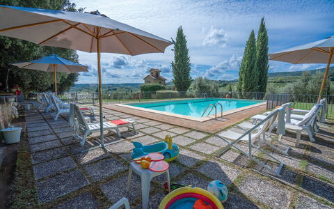 La Tesa Country House With Pool S. Gimignano: Agua, Cielo, Propiedad, Piscina, Nube, Azur, Edificio, Mueble Para Exteriores, Paraguas, Árbol