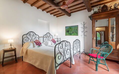 La Tesa Country House With Pool S. Gimignano: Mueble, Edificio, Comodidad, Diseño De Interiores, Encendiendo, Planta, Madera, Casa, Marco De La Cama, Suelo