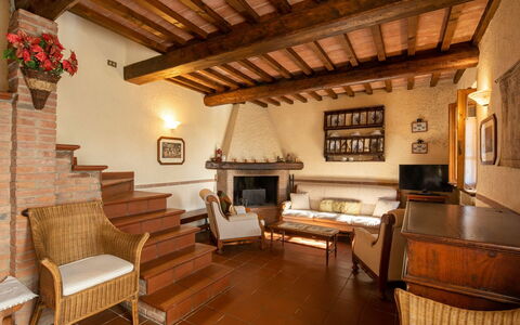 La Maggiolina & La Bastide: Propiedad, Mueble, Sofá, Edificio, Marco, Madera, Diseño De Interiores, Arquitectura, Sala, Planta De Casa