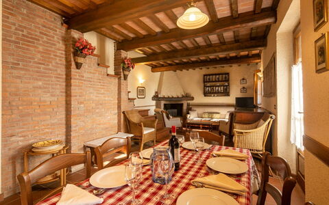 La Maggiolina & La Bastide: Mesa, Mueble, Propiedad, Vajilla, Silla, Diseño De Interiores, Edificio, Encendiendo, Bienes Raíces, Madera