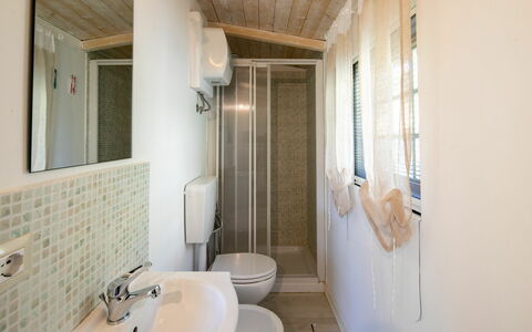 La Maggiolina & La Bastide: Espejo, Lavabo, Propiedad, Grifo, Arreglo De Tubería, Baño, Lavabo Del Baño, Madera, Diseño De Interiores, Edificio