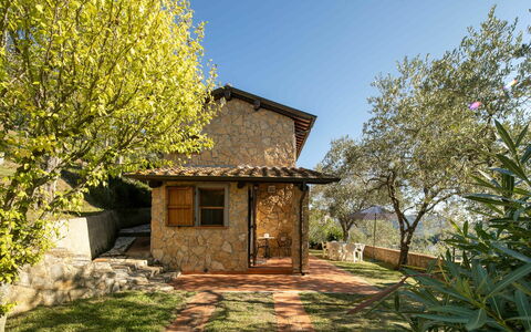 La Maggiolina & La Bastide: Planta, Cielo, Propiedad, Planta De La Comunidad, Ventana, Paisaje Natural, Edificio, Árbol, Madera, El Terreno Del Lote
