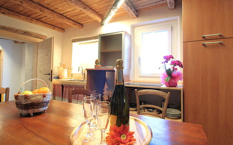 Baita Tersilia Mountain And Lake, Veneto: Mueble, Diseño De Interiores, Piso, Madera, Suelo, Techo, Cocina Y Comedor Mesa, Comedor, Mesa, Silla