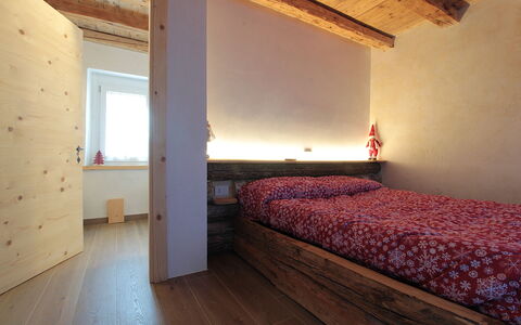 Baita Tersilia Mountain And Lake, Veneto: Diseño De Interiores, Pared, Piso, Suelo, Madera, Mueble, Techo, Habitación, Habitación, Cama
