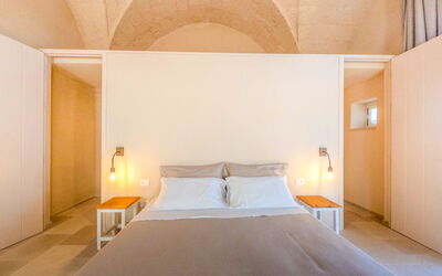 Camera 10 - Camera Matrimoniale con Terrazza - Mas: Mueble, Propiedad, Comodidad, Edificio, Madera, Naranja, Diseño De Interiores, Cama, Sombra