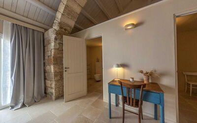Camera 7 - Camera Matrimoniale - Masseria Vaccaro: Madera, Mesa, Edificio, Cortina, Diseño De Interiores, Salón, Piso, Suelo, Sala, Madera Dura