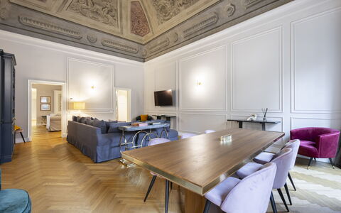 Albizi Penthouse Luxury Apartment In Florence By P: Mesa, Mueble, Propiedad, Marco, Edificio, Madera, Arquitectura, Diseño De Interiores, Silla, Piso