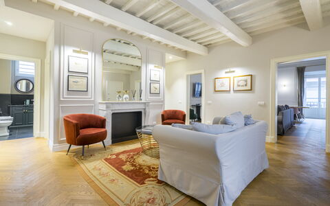 Albizi Penthouse Luxury Apartment In Florence By P: Marco, Propiedad, Mueble, Comodidad, Madera, Diseño De Interiores, Edificio, Piso, Suelo, Pared