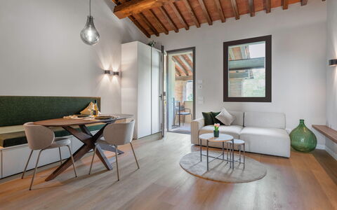 Correggiolo Spereto Apartment With Pool, Montaione: Mesa, Mueble, Propiedad, Sofá, Ventana, Madera, Sala, Diseño De Interiores, Encendiendo, Piso