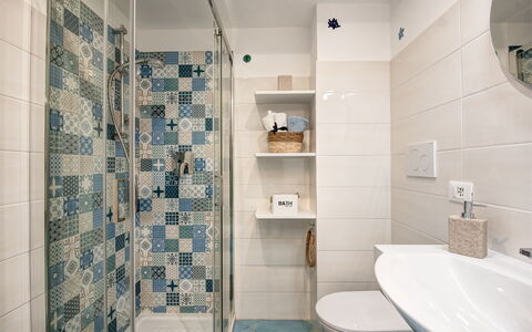 Casetta Di Laura In Massa Lubrense: Propiedad, Arreglo De Tubería, Baño, Lavabo, Negro, Lavabo Del Baño, Grifo, Púrpura, Diseño De Interiores, Ducha