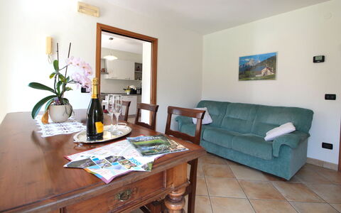 Apartment With Garden, Del Corlo Lake, Belluno: Mesa, Mueble, Marco, Propiedad, Planta, Sofá, Verde, Flor, Diseño De Interiores, Madera