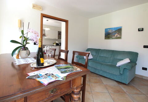 Apartment With Garden, Del Corlo Lake, Belluno: Mesa, Mueble, Marco, Propiedad, Planta, Sofá, Verde, Flor, Diseño De Interiores, Madera