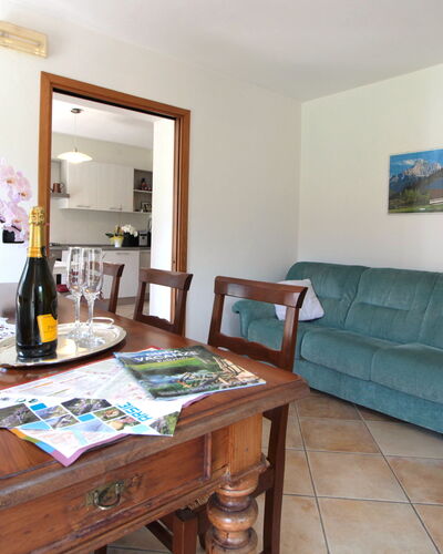 Apartment With Garden, Del Corlo Lake, Belluno: Mesa, Mueble, Marco, Propiedad, Planta, Sofá, Verde, Flor, Diseño De Interiores, Madera