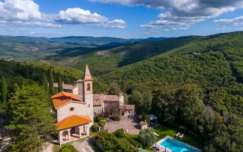 Villa Pietrafitta: Nube, Cielo, Planta, Propiedad, Azur, Árbol, Montaña, Paisaje Natural, Edificio, Vegetación