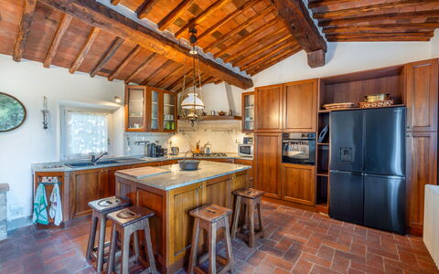Villa Pietrafitta: Gabinetes, Mueble, Madera, Mesa, Cocina, Diseño De Interiores, Mostrador, Aparato De Cocina, Manchas De Madera, Suelo