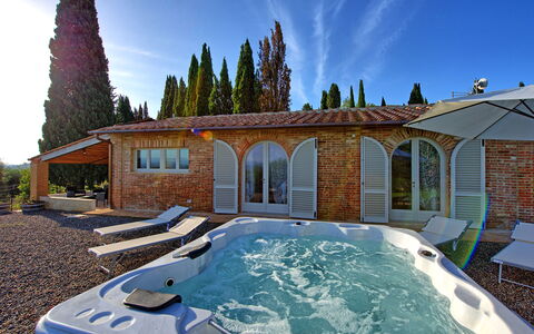 Casa Andrea: Cielo, Nube, Ventana, Propiedad, Edificio, Planta, Agua, Árbol, Casa, Arquitectura