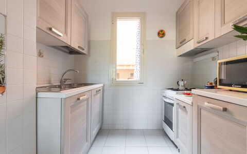 Villasimius 690: Nube, Cielo, Mesa, Planta, Mueble, Silla, Vajilla, Edificio, Azur, Maceta