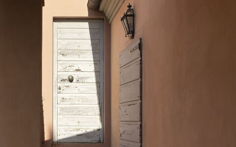 Borgo Dolciano: Edificio, Madera, Sombra, Tintes Y Sombras, Madera Dura, Manchas De Madera, Piso, Techo, Puerta