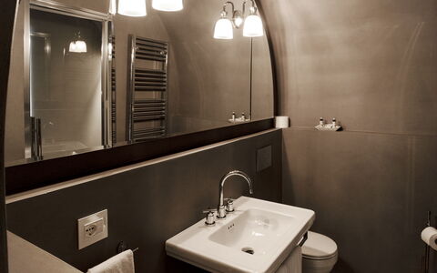 Borgo Dolciano: Espejo, Marrón, Grifo, Lavabo Del Baño, Arreglo De Tubería, Lavabo, Baño, Diseño De Interiores, Arquitectura, Pared