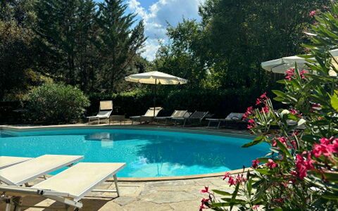 Borgo Dolciano: Piscina, Mueble Para Exteriores, Arbusto, Mueble, Recurso, Jardín, Sombra, Paisajismo, Paraguas, Eco Hotel
