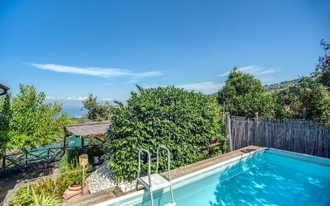 Villa Solaria with Private Pool: Agua, Cielo, Planta, Nube, Propiedad, Piscina, Azur, Vegetación, Árbol, Barrio Residencial