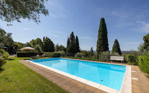 Villa Delle Rose: Agua, Nube, Cielo, Planta, Piscina, Azur, Árbol, Cuerpo De Agua, Ocio, Hierba