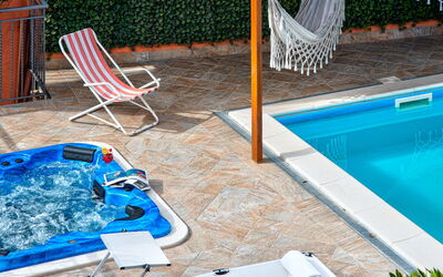 Villa Sorrentina With Panoramic Terrace: Agua, Azul, Planta, Piscina, Mueble Para Exteriores, Ocio, Sombra, Madera, Hierba, Sunlounger