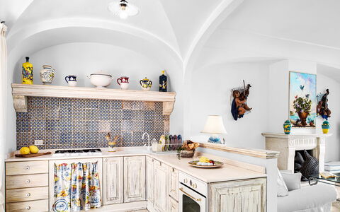 Villa Golfo Di Napoli With Private Pool: Propiedad, Mueble, Gabinetes, Producto, Diseño De Interiores, Encendiendo, Estantería, Suelo, Madera