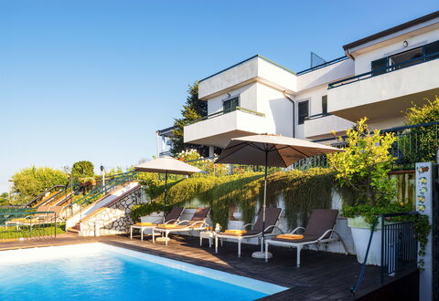 Villa Golfo Di Napoli With Private Pool: Agua, Planta, Cielo, Propiedad, Edificio, Piscina, Ventana, Silla, Mueble Para Exteriores, Paraguas