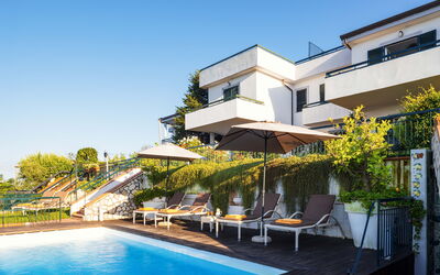 Villa Golfo Di Napoli With Private Pool: Agua, Planta, Cielo, Propiedad, Edificio, Piscina, Ventana, Silla, Mueble Para Exteriores, Paraguas