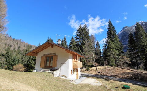 Baita La Ciamorza, Dolomiti, Veneto: Cielo, Planta, Edificio, Nube, Ventana, Casa, Árbol, Alerce, Pendiente, Cabaña