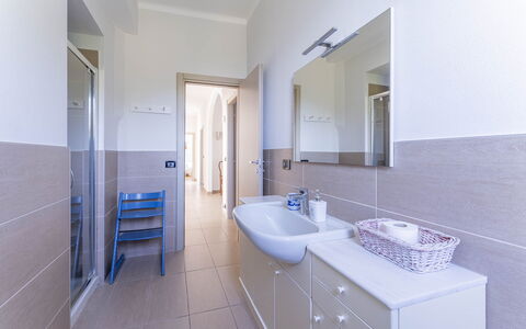 Breath-taking Portofino Promontory Seaview: Piso, Suelo, Diseño De Interiores, Arreglo De Tubería, Techo, Grifo, Lavabo, Habitación, Baño, Plomería