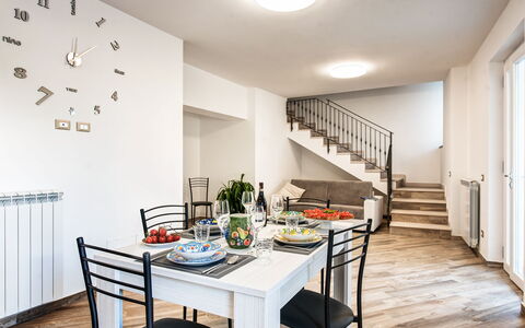 Clementine Country House: Mesa, Mueble, Propiedad, Silla, Madera, Diseño De Interiores, Encendiendo, Piso, Vajilla, Suelo