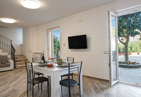 Clementine Country House: Mesa, Mueble, Propiedad, Silla, Madera, Diseño De Interiores, Planta, Piso, Suelo