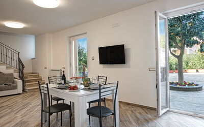 Clementine Country House: Mesa, Mueble, Propiedad, Silla, Madera, Diseño De Interiores, Planta, Piso, Suelo