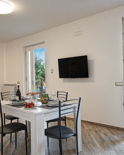 Clementine Country House: Mesa, Mueble, Propiedad, Silla, Madera, Diseño De Interiores, Planta, Piso, Suelo