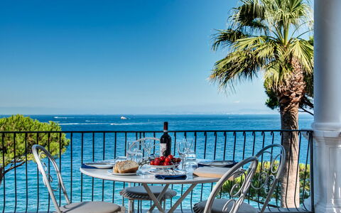 Apt Blu Mare Sorrento Coast: Agua, Cielo, Mesa, Mueble, Planta, Azur, Árbol, Mueble Para Exteriores, Balneario, Silla