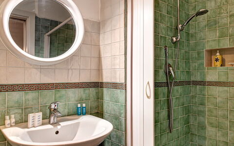 Apt Blu Mare Sorrento Coast: Espejo, Grifo, Arreglo De Tubería, Alcachofa De La Ducha, Propiedad, Lavabo, Verde, Lavabo Del Baño, Baño, Panel De Ducha