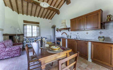 Marcigliana Cottage, Pool, Radicondoli: Mueble, Propiedad, Gabinetes, Mostrador, Edificio, Mesa, Madera, Ventana, Sofá, Diseño De Interiores