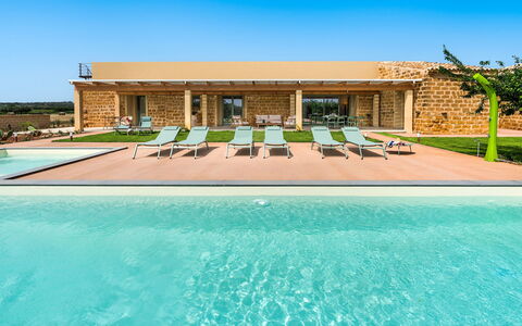 Cavial: Agua, Cielo, Planta, Propiedad, Edificio, Ventana, Piscina, Azur, Sombra, Rectángulo