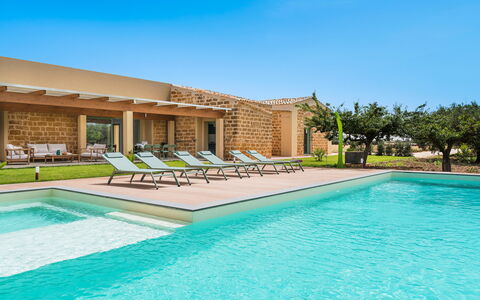 Cavial: Agua, Planta, Cielo, Propiedad, Piscina, Azur, Edificio, Sombra, Hierba, Rectángulo