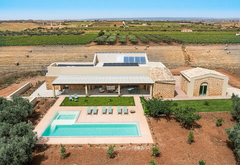 Cavial: Planta, Cielo, Propiedad, Edificio, Ventana, Piscina, El Terreno Del Lote, Casa, Árbol, Rectángulo