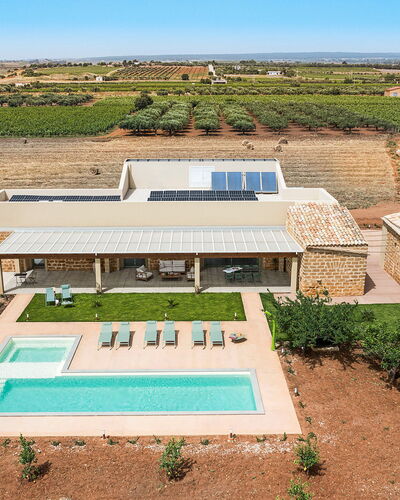 Cavial: Planta, Cielo, Propiedad, Edificio, Ventana, Piscina, El Terreno Del Lote, Casa, Árbol, Rectángulo