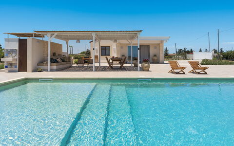 Villa Paolina: Agua, Cielo, Piscina, Azur, Planta, Sombra, Mueble Para Exteriores, Ocio, Material Compuesto, Bienes Raíces
