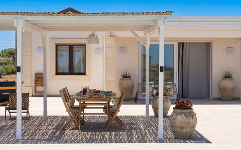 Villa Paolina: Edificio, Planta, Cielo, Propiedad, Mueble, Ventana, Maceta, Azur, Sombra, Puerta