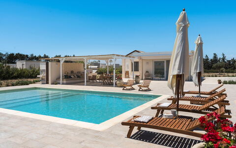 Villa Paolina: Agua, Cielo, Planta, Propiedad, Edificio, Piscina, Azur, Sombra, Barrio Residencial, Ocio